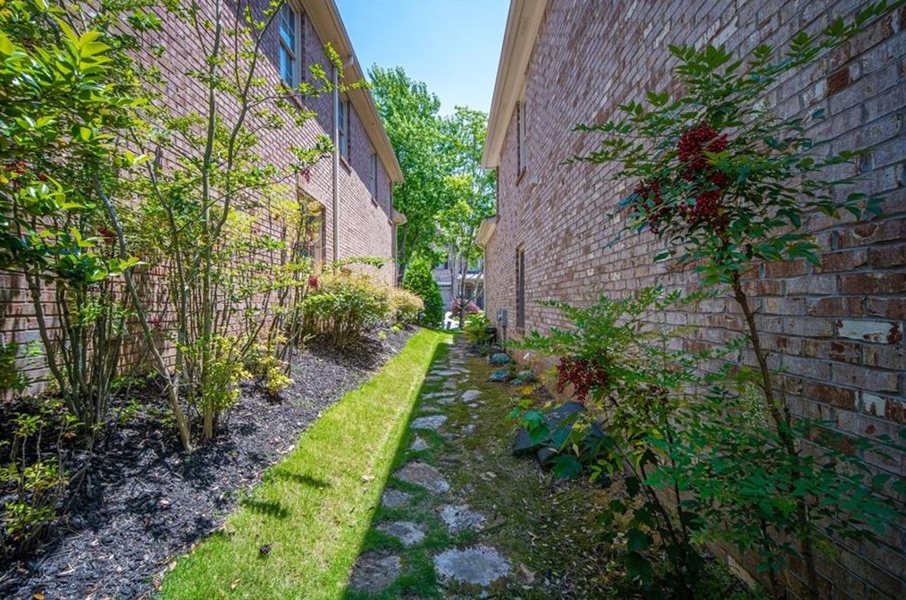 415 Wembley Cir, Atlanta GA  30328-6755 exterior