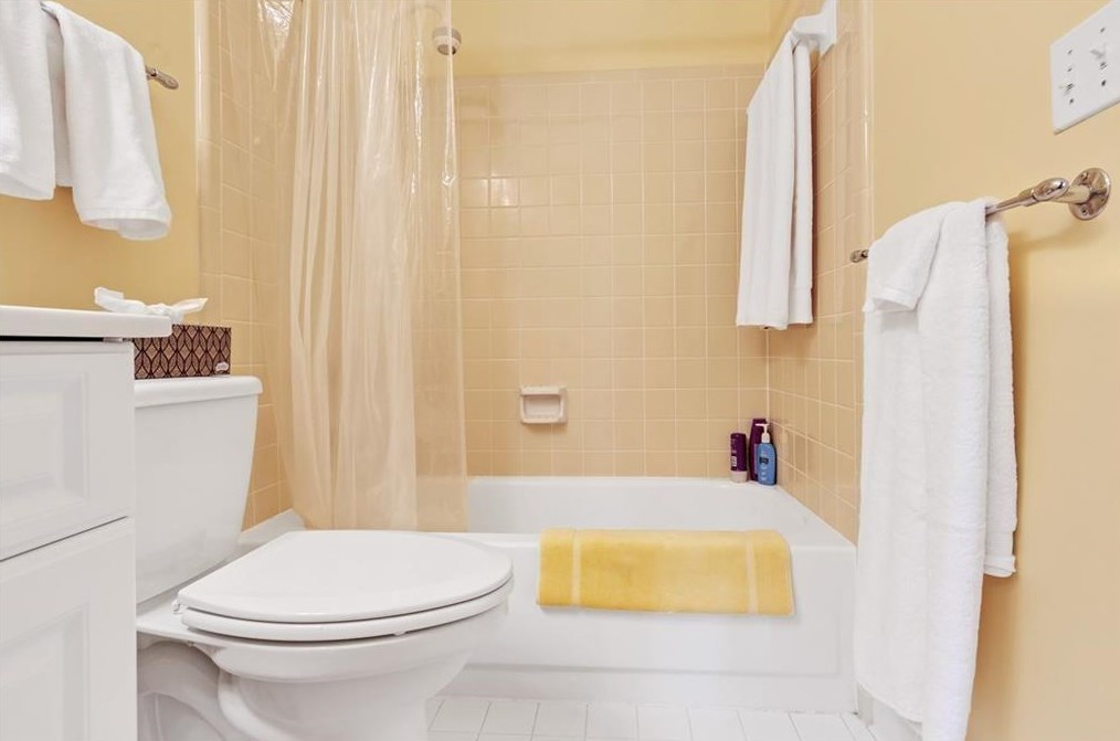 524 Commerce Dr, Decatur GA  30030-2608 exterior