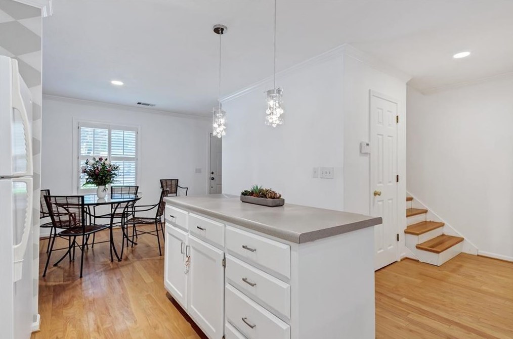 524 Commerce Dr, Decatur GA  30030-2608 exterior