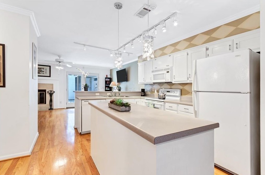 524 Commerce Dr, Decatur GA  30030-2608 exterior