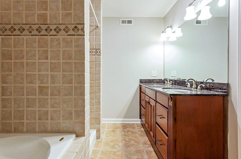 1718 Woodcliff Ct, Atlanta GA  30329-2433 exterior