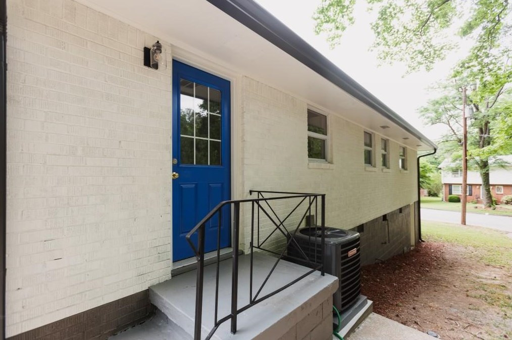 2582 Westchester Dr, Atlanta GA  30344-2056 exterior