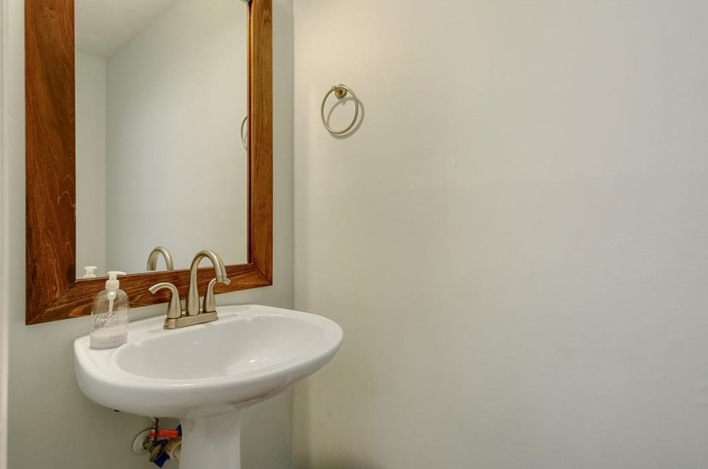 1027 Ashbury Dr, Decatur GA  30030-4167 exterior