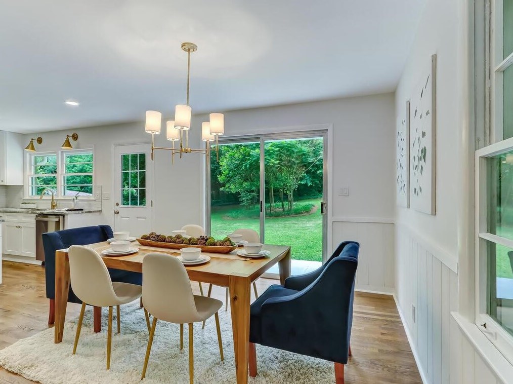 2556 Sunset Dr, Atlanta GA  30345-1947 exterior