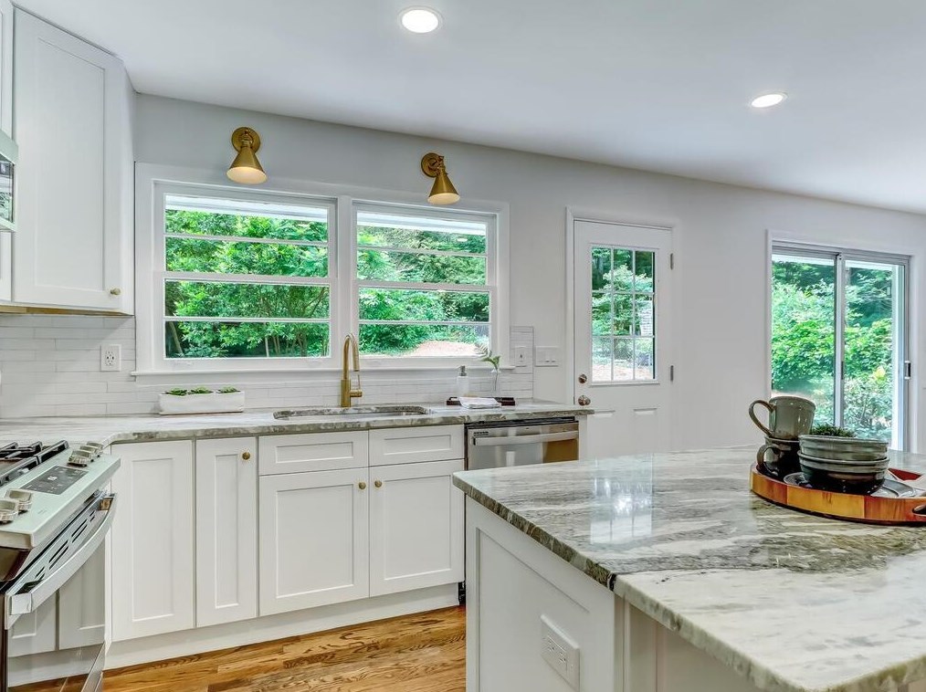 2556 Sunset Dr, Atlanta GA  30345-1947 exterior