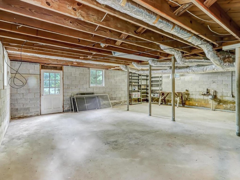 2556 Sunset Dr, Atlanta GA  30345-1947 exterior