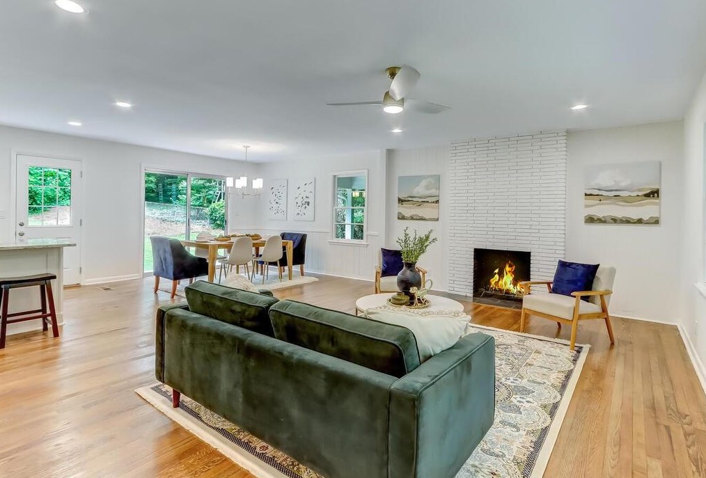 2556 Sunset Dr, Atlanta GA  30345-1947 exterior
