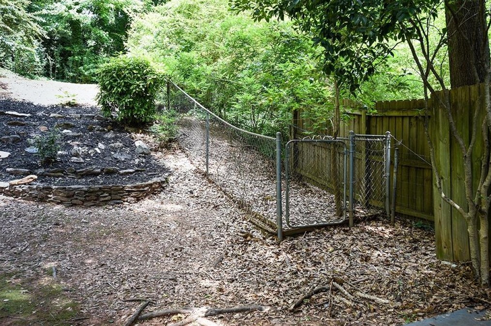 2424 Hunting Valley Dr, Decatur GA  30033-4228 exterior