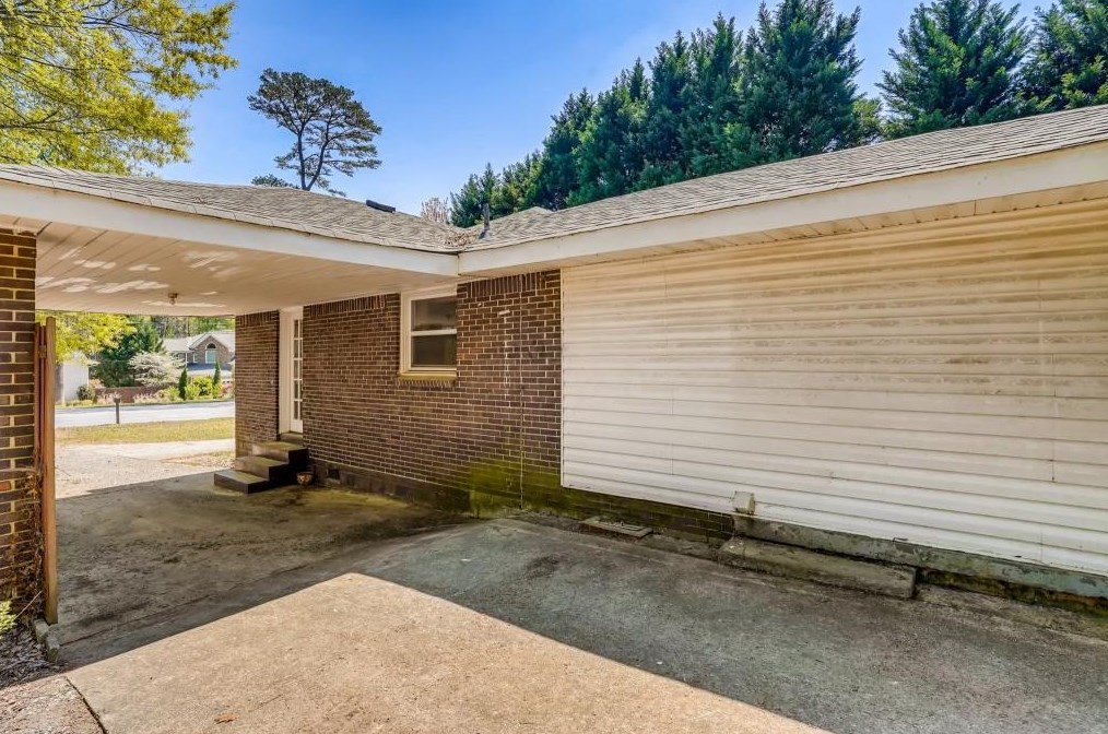 2118 Clairmont Rd, Decatur GA  30033-1949 exterior