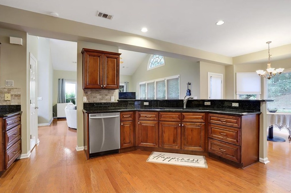 860 Highmeade Dr, Alpharetta GA  30005-3701 exterior