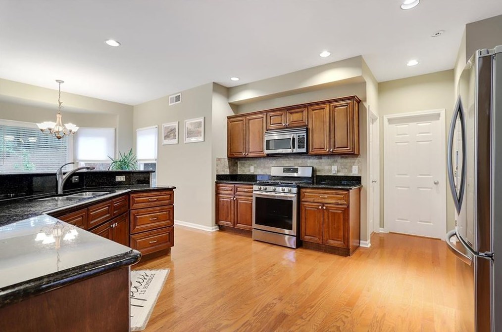 860 Highmeade Dr, Alpharetta GA  30005-3701 exterior