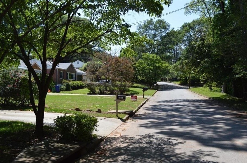 2381 Eastway Rd, Decatur GA  30033-5543 exterior