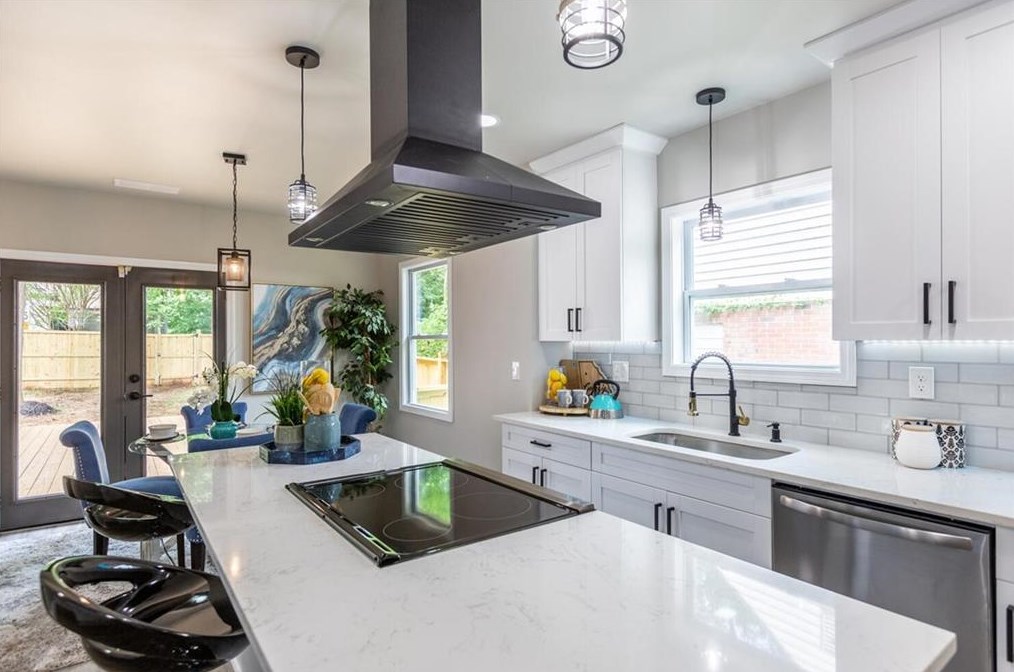 1103 Oak Knoll Ter, Atlanta GA  30315-5213 exterior