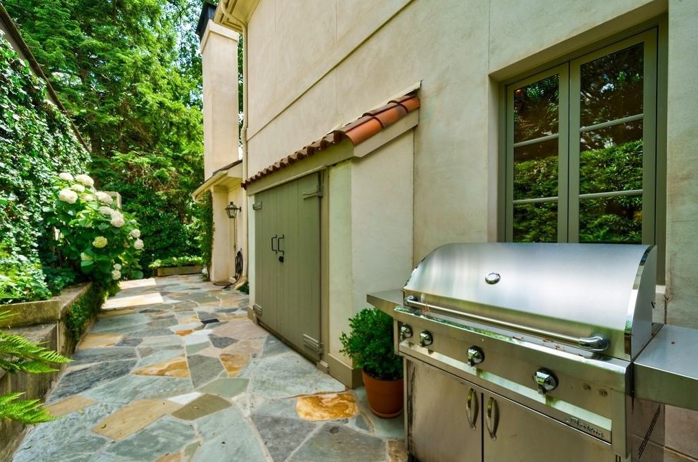350 Woodward Way, Atlanta GA  30305-4040 exterior