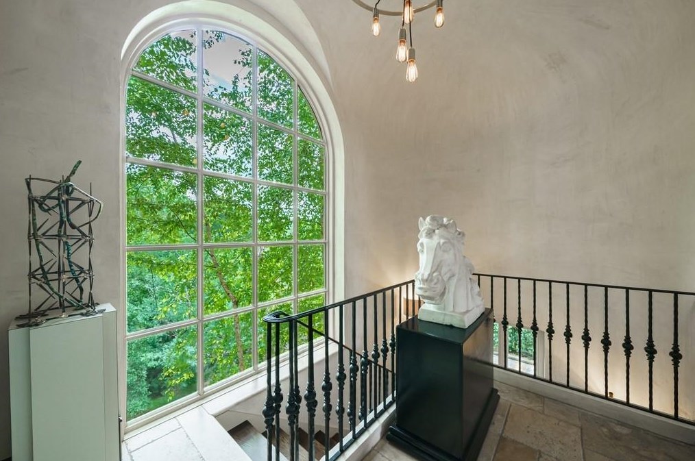 350 Woodward Way, Atlanta GA  30305-4040 exterior