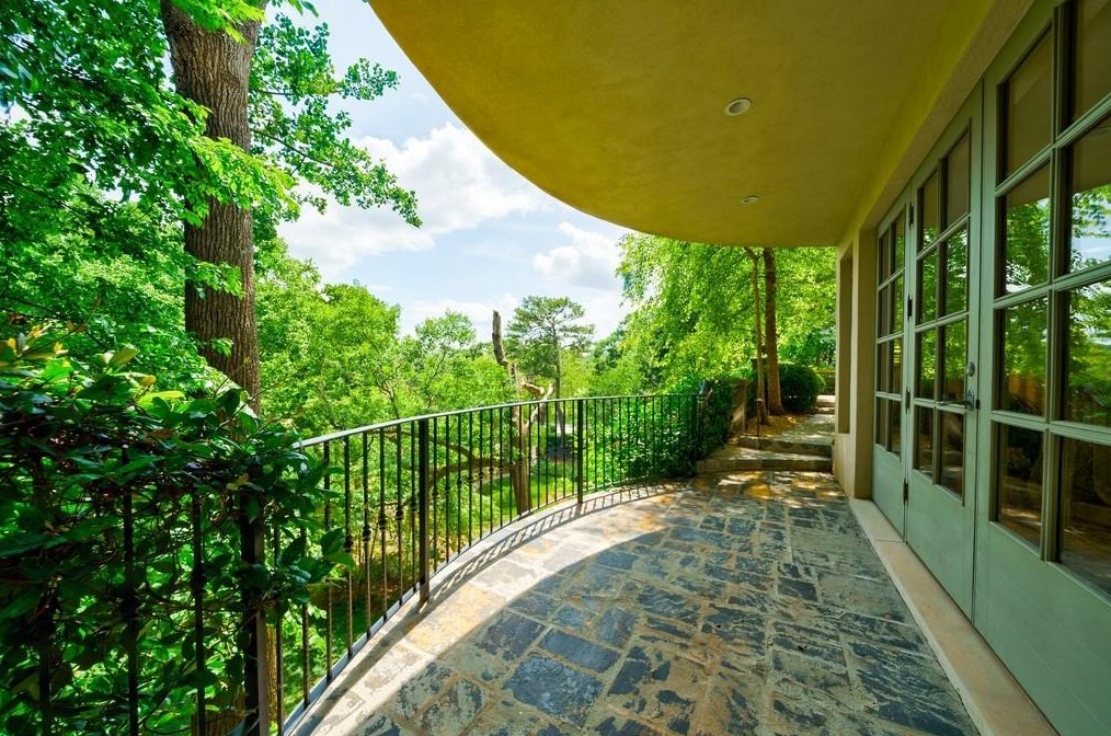 350 Woodward Way, Atlanta GA  30305-4040 exterior