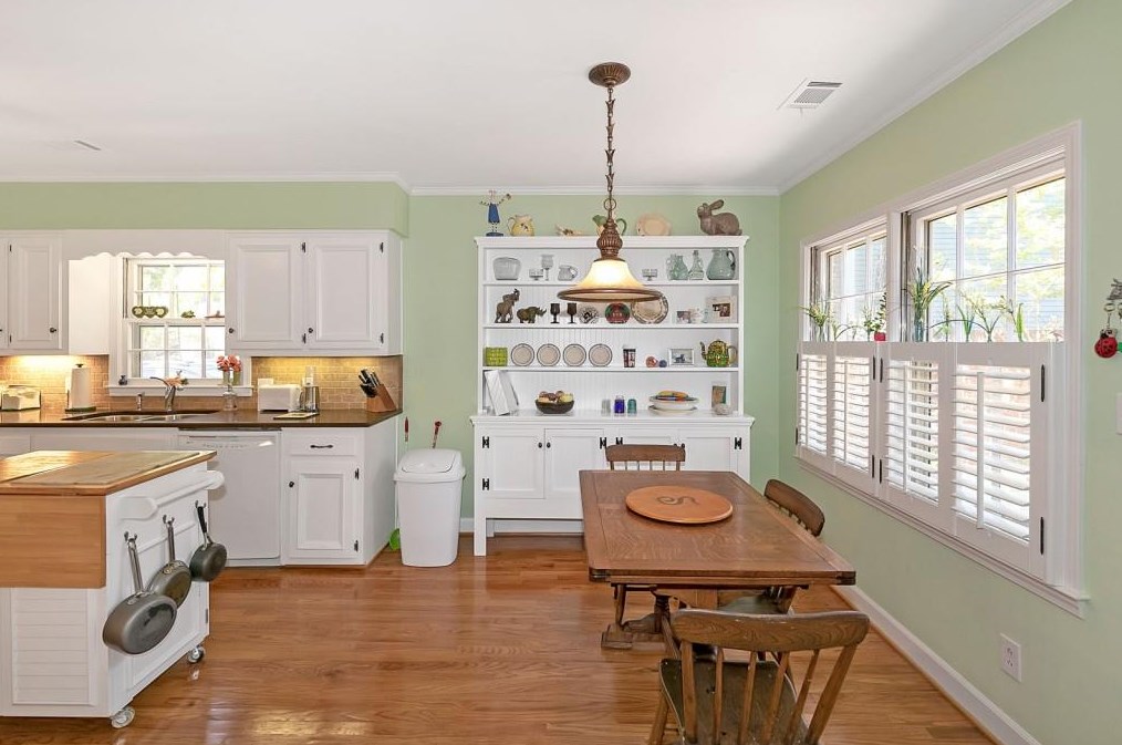 1817 Bedfordshire Dr, Decatur GA  30033-1405 exterior