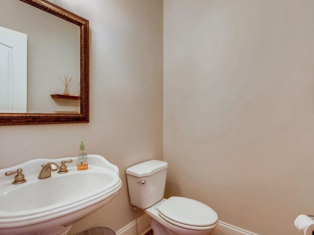 449 Wynns Way, Atlanta GA  30331-7473 exterior