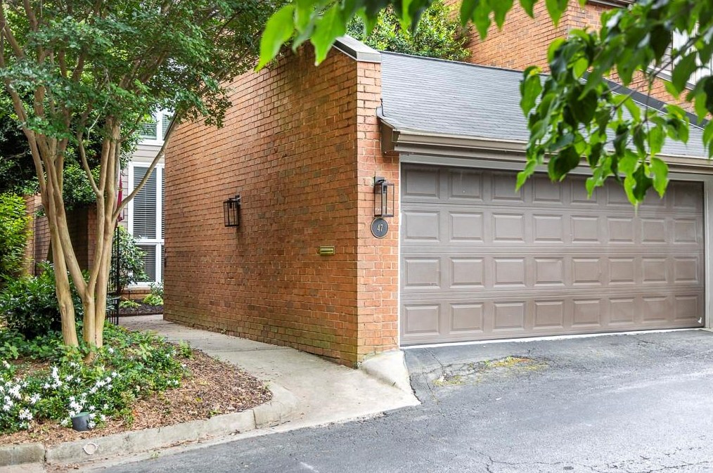 47 Willow Gln, Atlanta GA  30342-1341 exterior