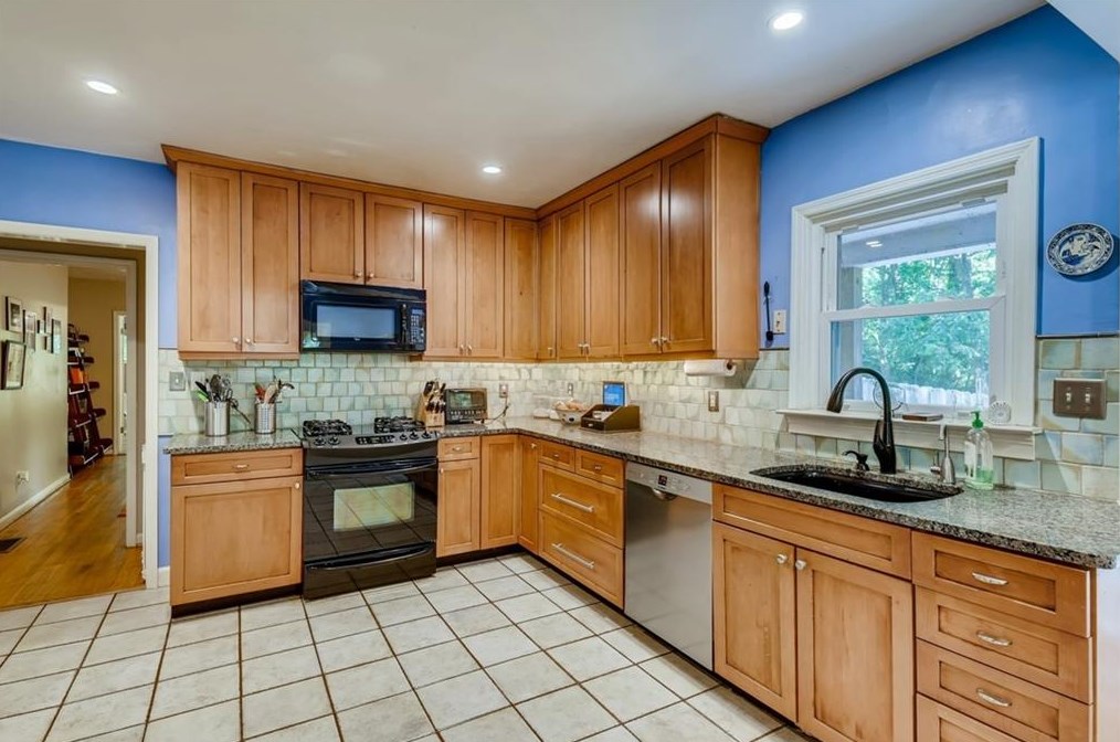 986 Carter Rd, Decatur GA  30030-4701 exterior