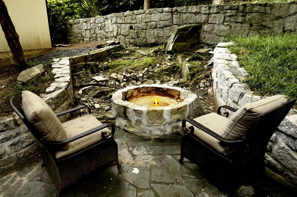 3322 Pinestream Rd, Atlanta GA  30327-2204 exterior