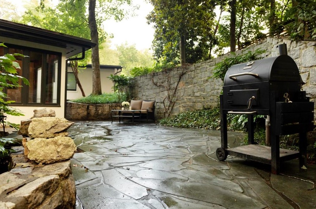 3322 Pinestream Rd, Atlanta GA  30327-2204 exterior