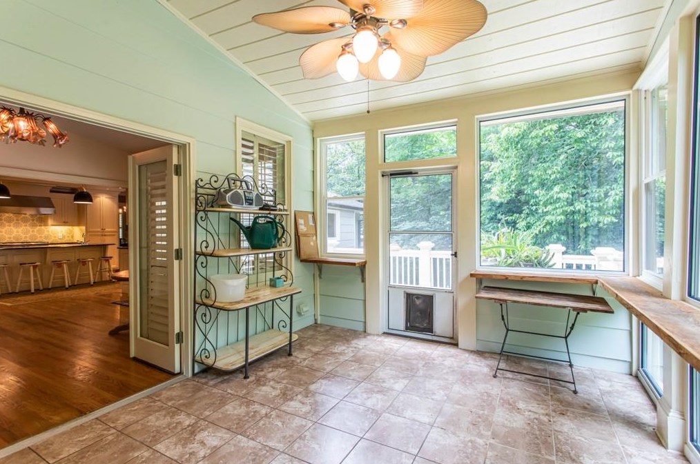 1364 Amanda Cir, Decatur GA  30033-1903 exterior