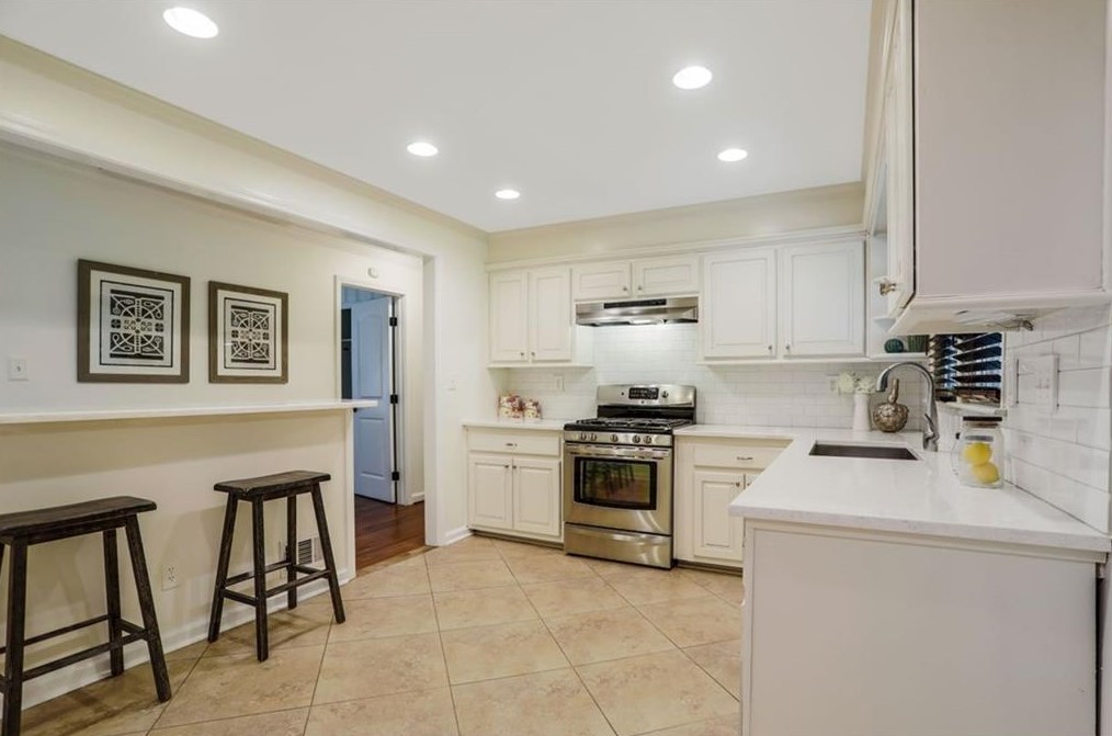 2462 Hunting Valley Dr, Decatur GA  30033-4228 exterior