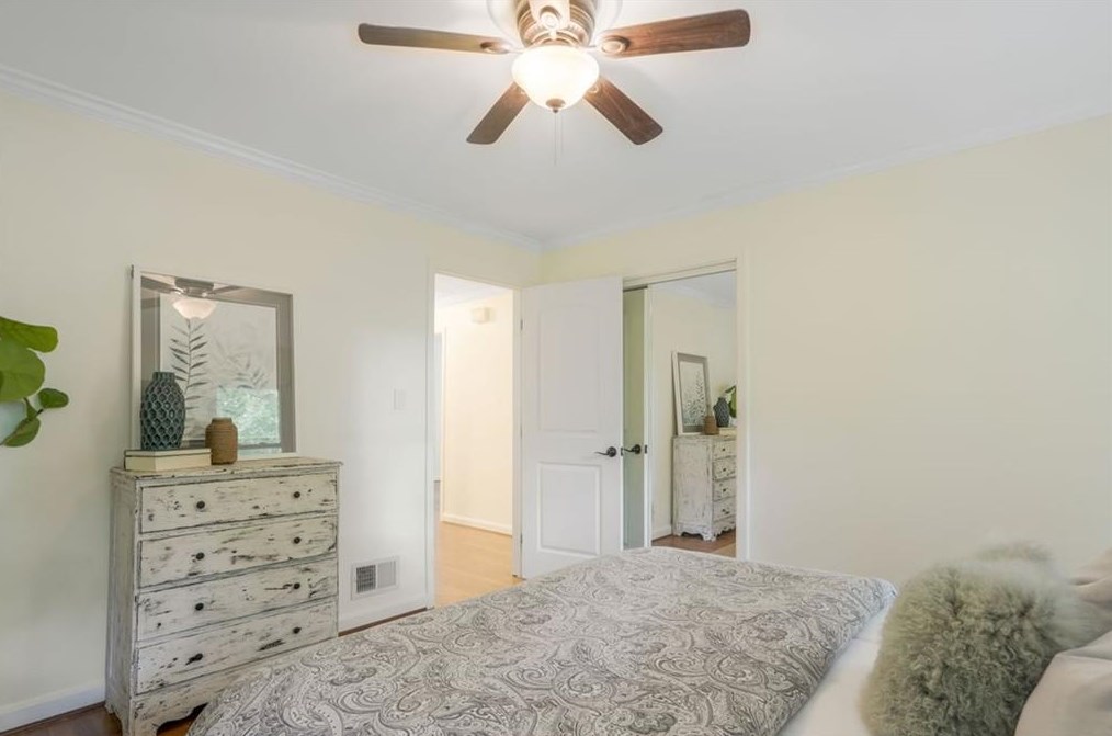 2462 Hunting Valley Dr, Decatur GA  30033-4228 exterior