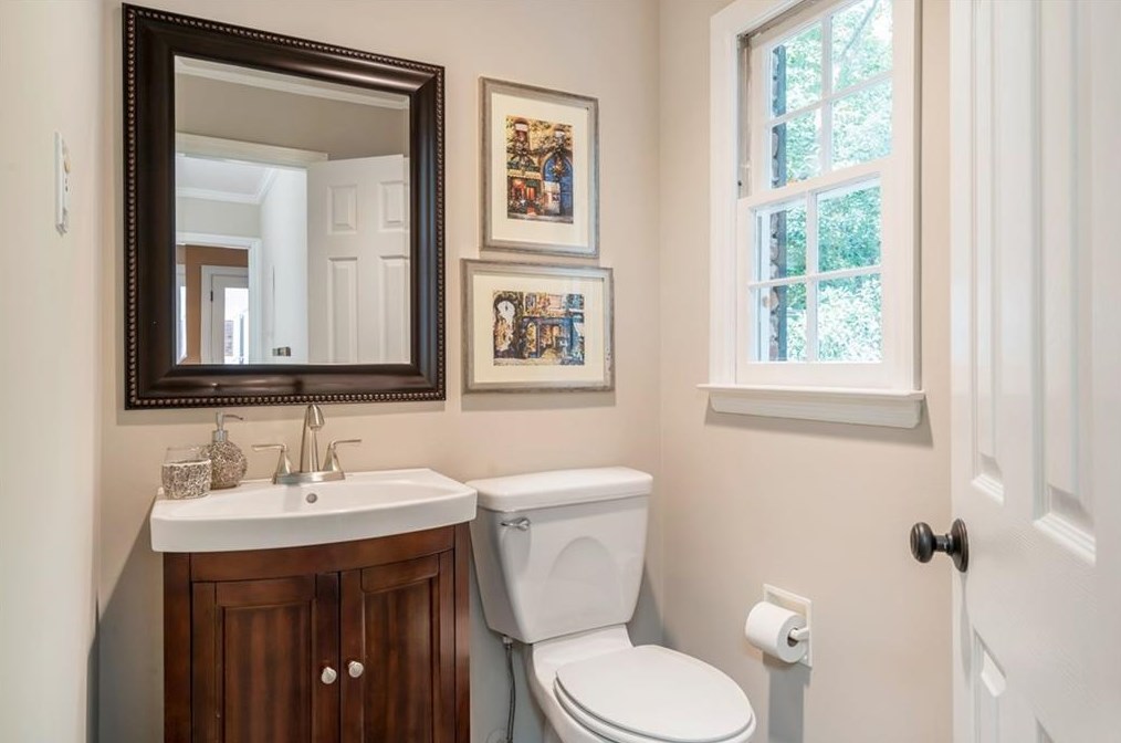 3435 Vly Rd, Atlanta GA  30305-1026 exterior