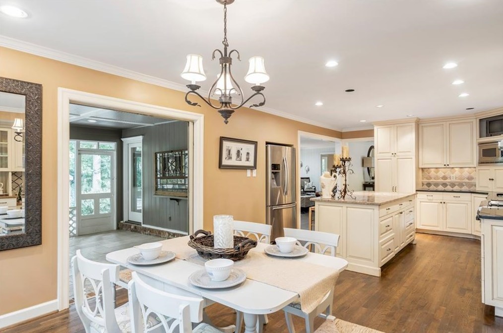 3435 Vly Rd, Atlanta GA  30305-1026 exterior