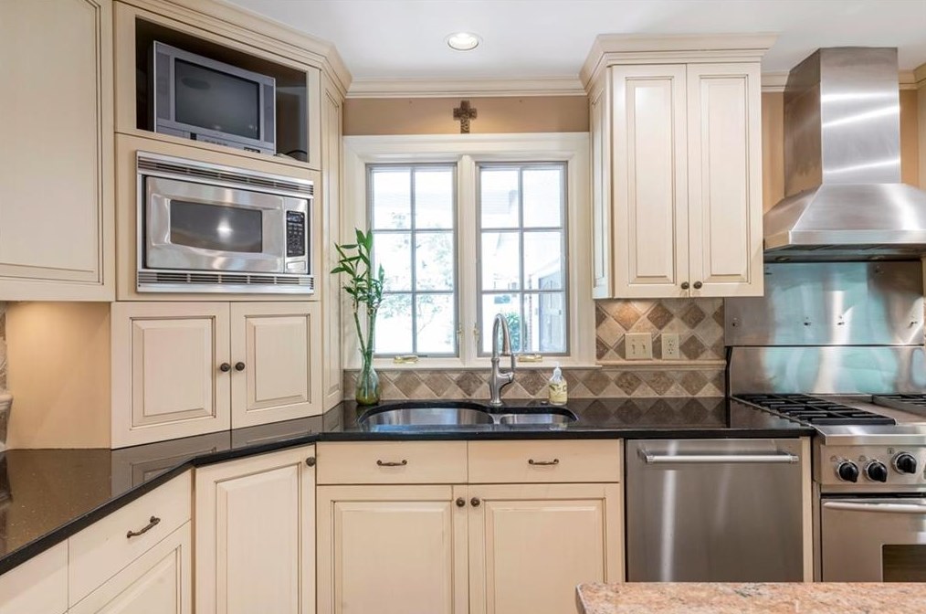 3435 Vly Rd, Atlanta GA  30305-1026 exterior