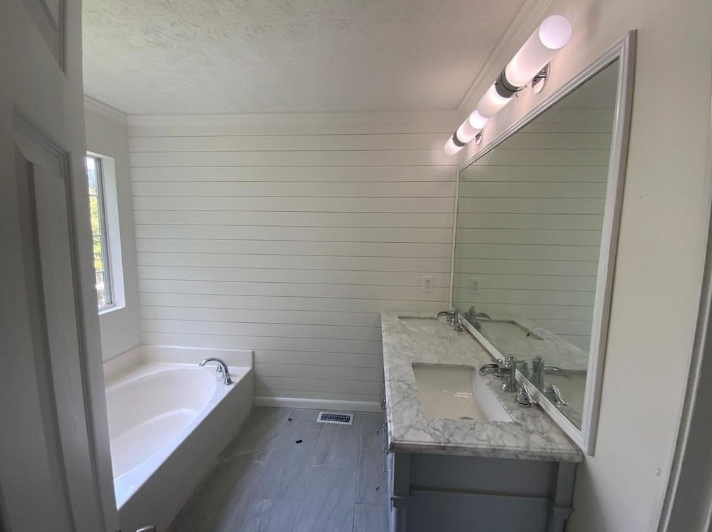 2017 Sandlake Dr, Atlanta GA  30331-8740 exterior
