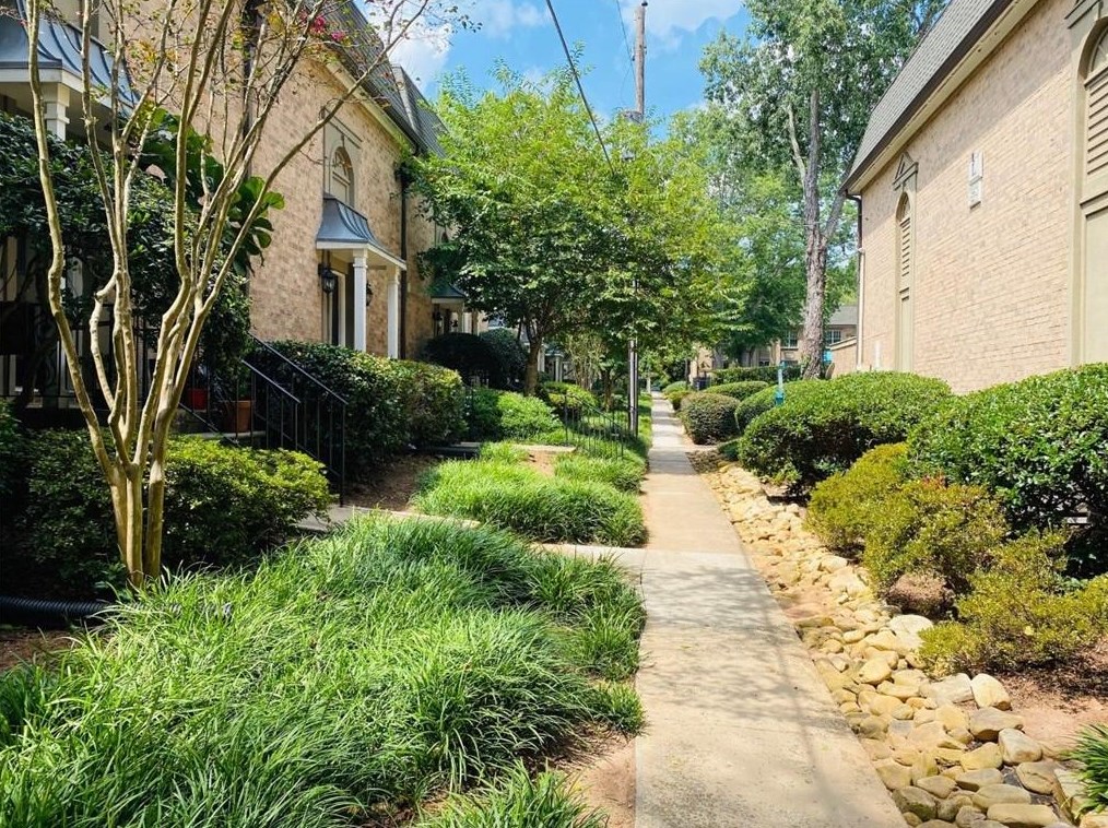6980 Roswell Rd, Atlanta GA  30328-2206 exterior