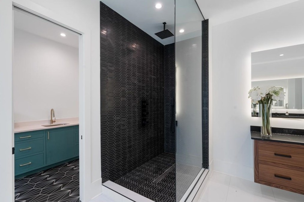 1232 Vista Valley Dr, Atlanta GA  30329-3452 exterior