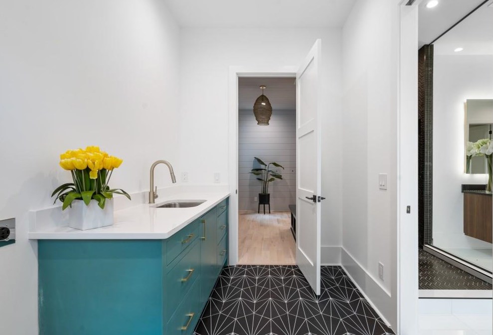 1232 Vista Valley Dr, Atlanta GA  30329-3452 exterior