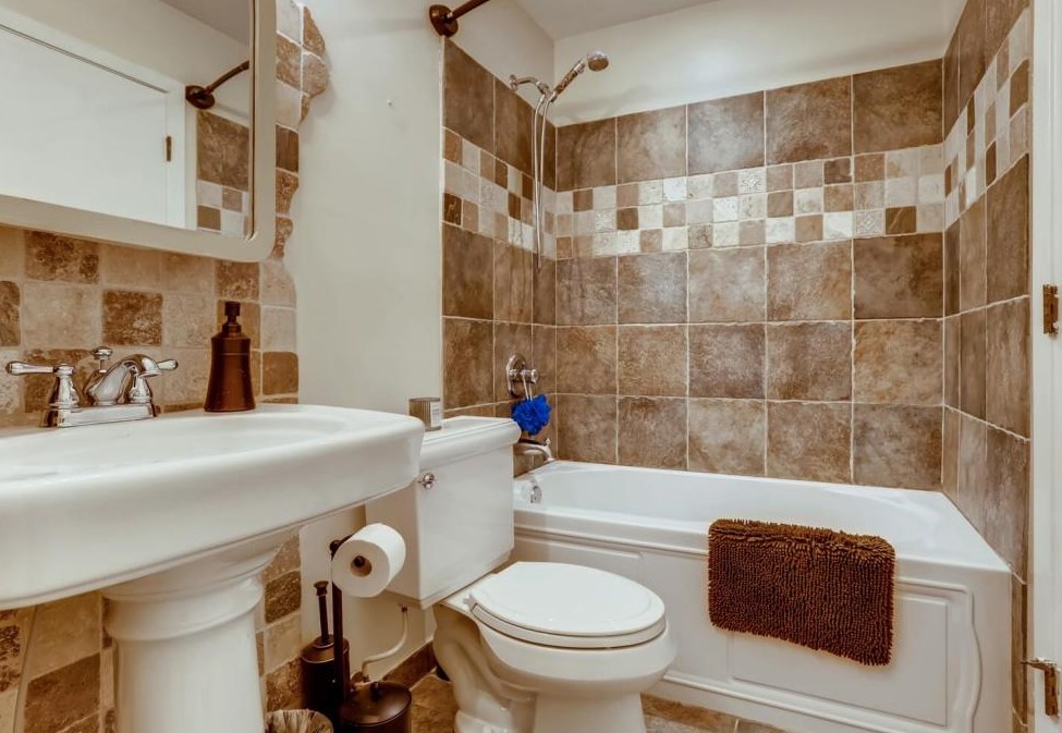 1408 Tuxworth Cir, Decatur GA  30033-5621 exterior