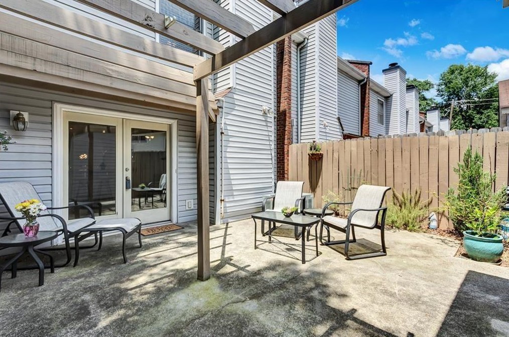 524 Commerce Dr, Decatur GA  30030-2608 exterior