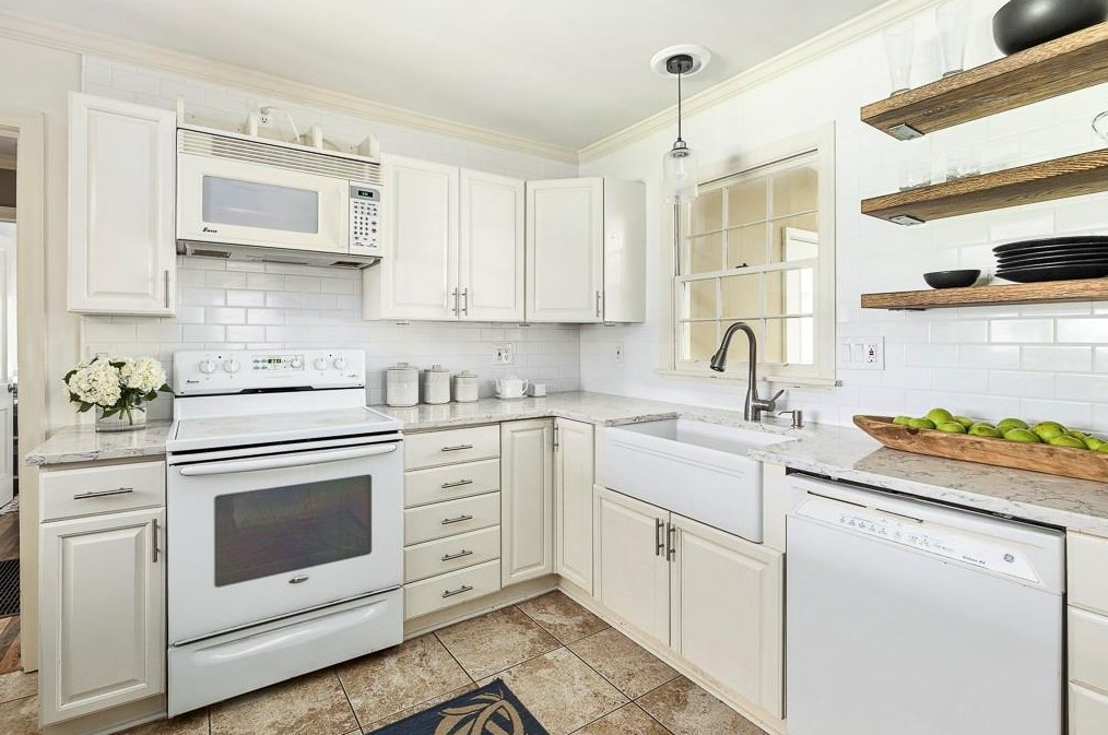 1891 Woodland Hills Ave, Atlanta GA  30318-3063 exterior
