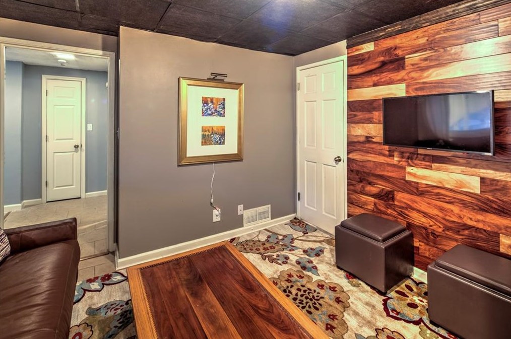 1891 Woodland Hills Ave, Atlanta GA  30318-3063 exterior