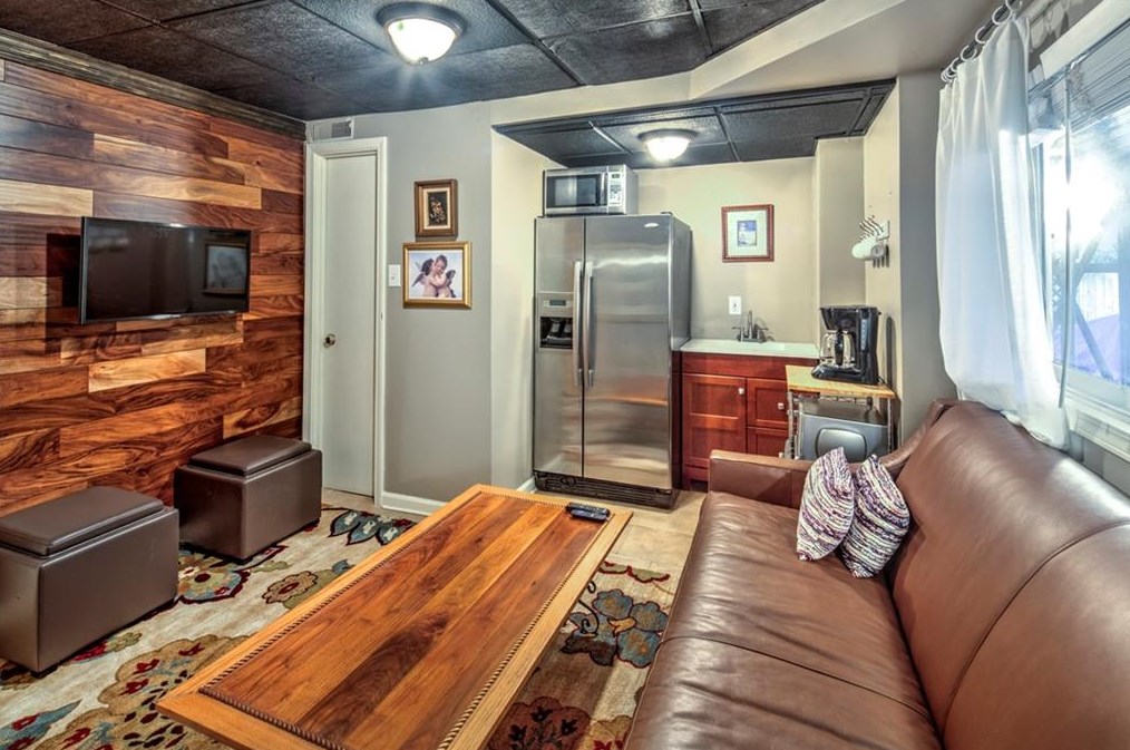 1891 Woodland Hills Ave, Atlanta GA  30318-3063 exterior