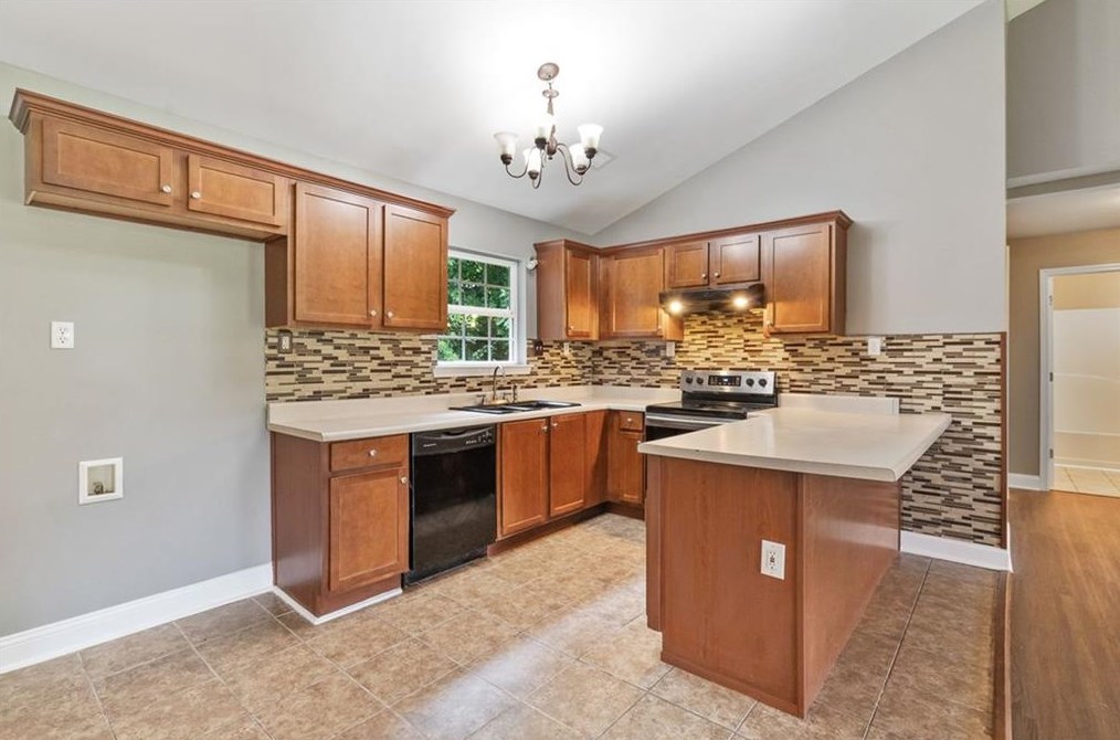 382 Sequoyah Cir, Calhoun GA  30701-9021 exterior