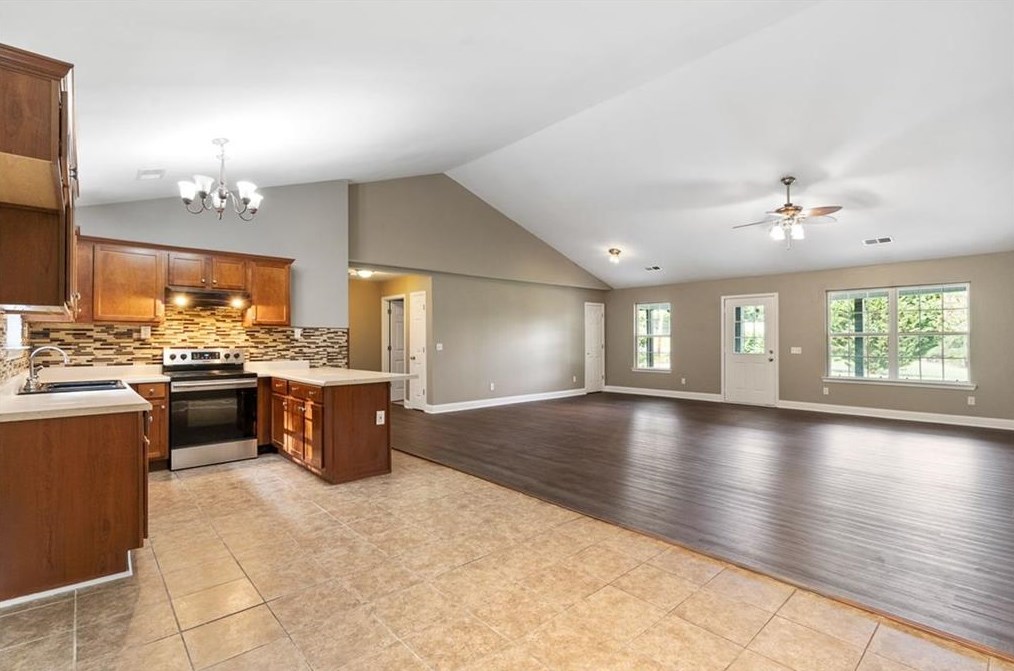 382 Sequoyah Cir, Calhoun GA  30701-9021 exterior