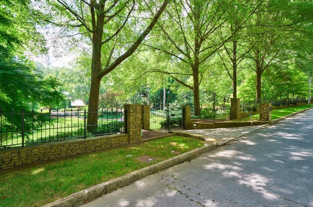 3541 Tuxedo Rd, Atlanta GA  30305-1048 exterior