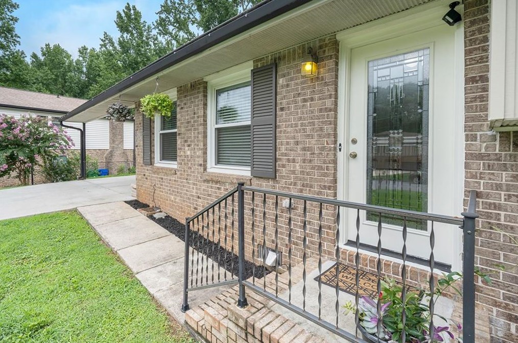 1271 Sanden Ferry Dr, Decatur GA  30033-3345 exterior