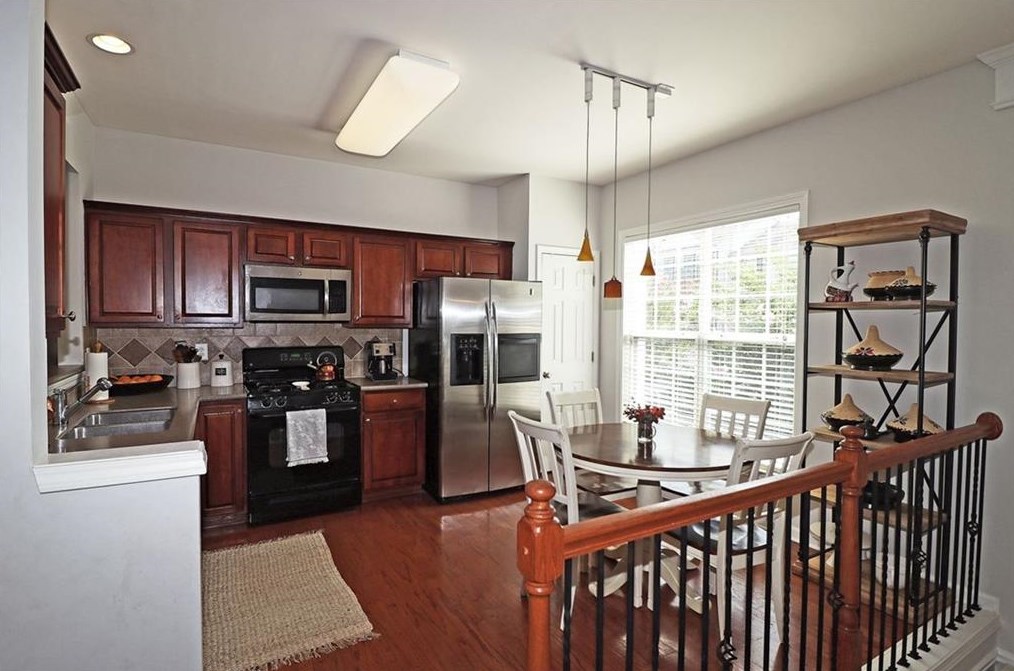 1338 Thornborough Dr, Alpharetta GA  30004-0522 exterior