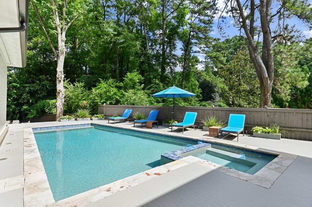 200 Old Ivy Rd, Atlanta GA  30342-4522 exterior