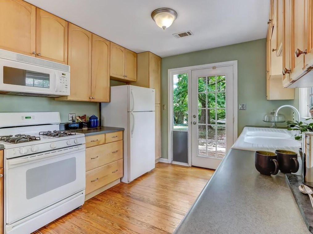 473 Bridlewood Cir, Decatur GA  30030-1619 exterior