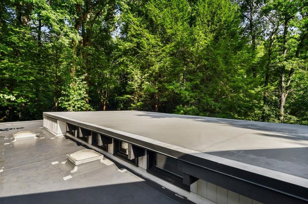 3322 Pinestream Rd, Atlanta GA  30327-2204 exterior