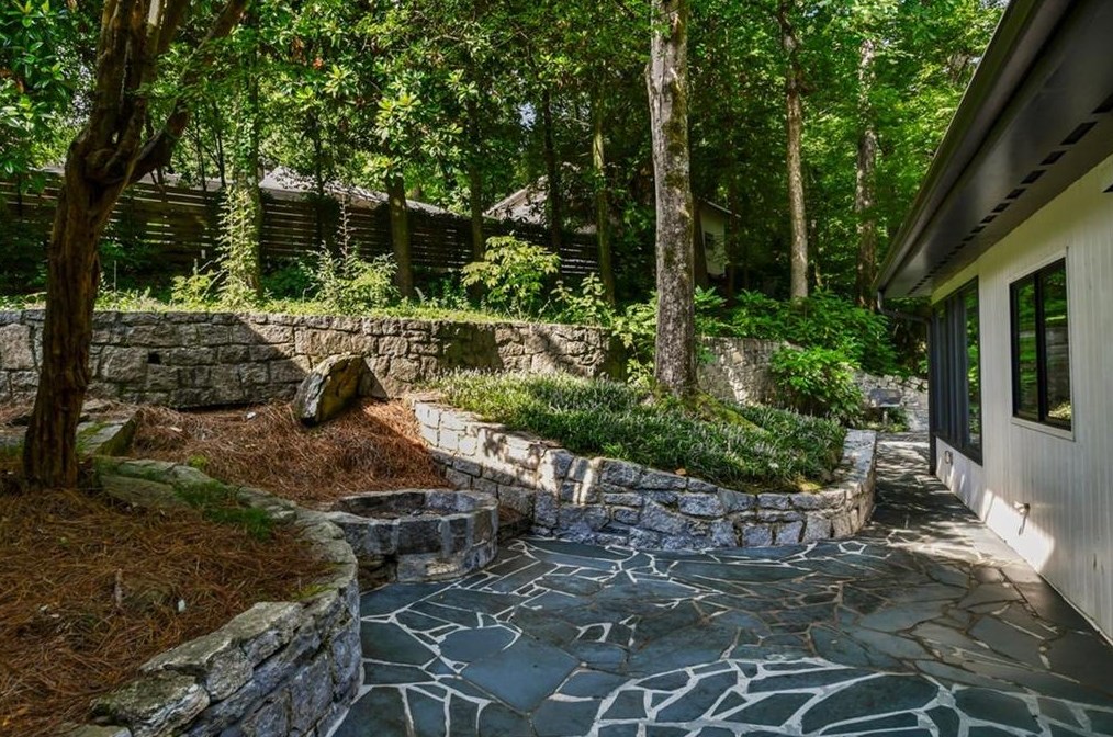 3322 Pinestream Rd, Atlanta GA  30327-2204 exterior